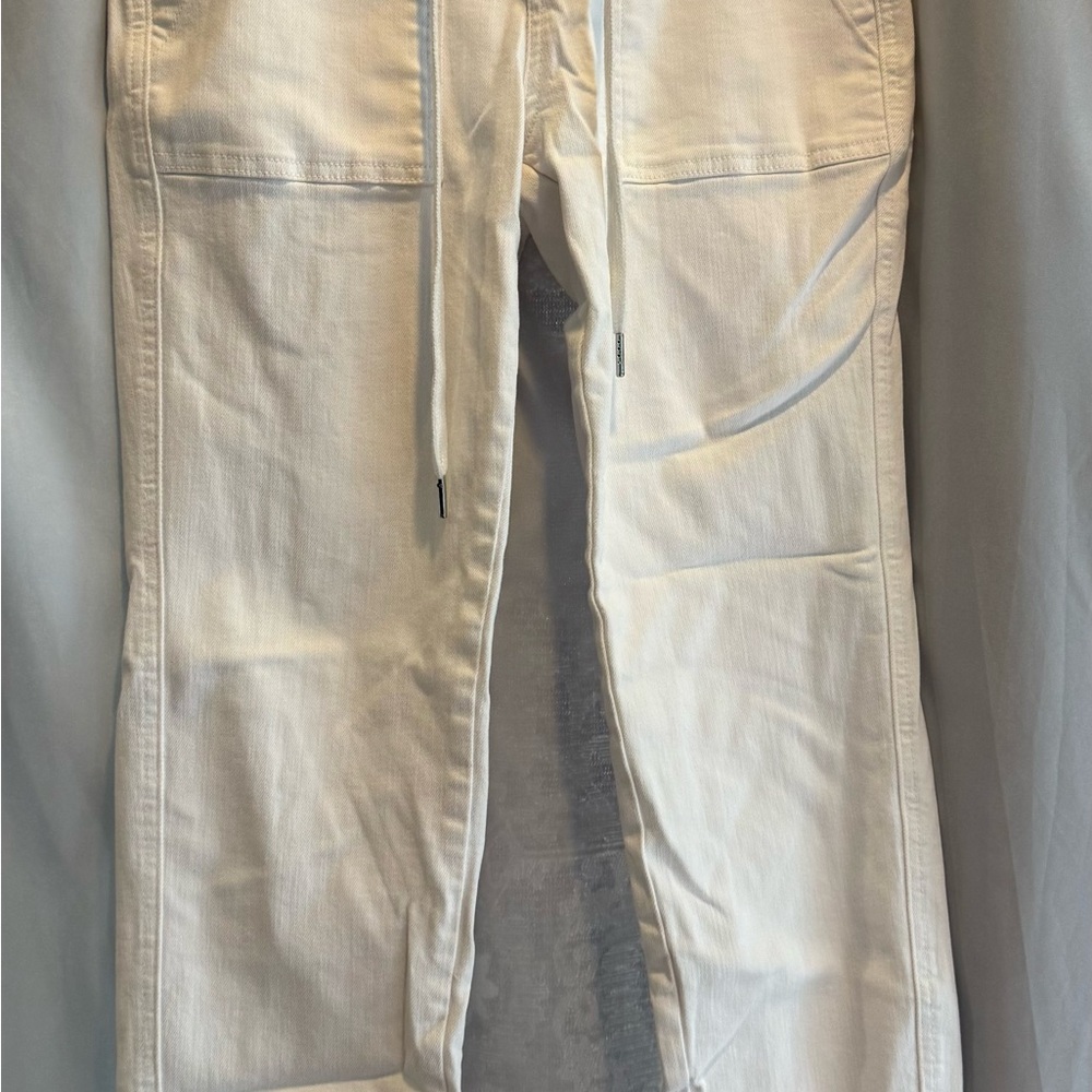 Judy Blue.  Women’s White Straight-Leg Jeans